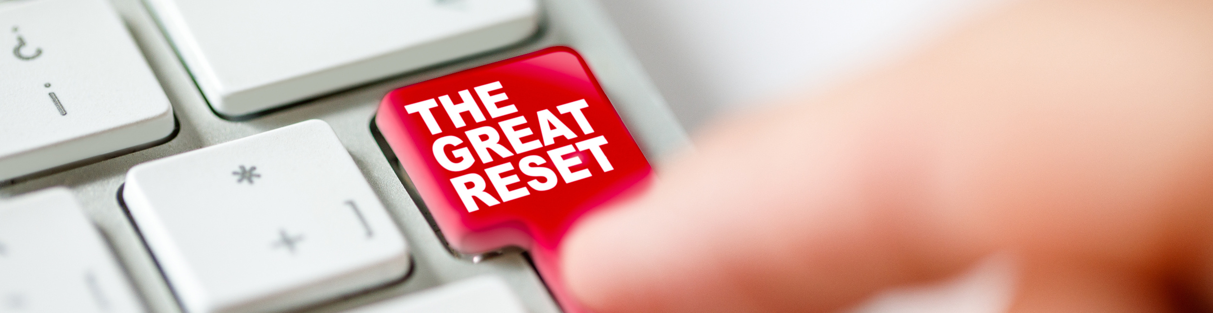 Hegseth Responds to Clinton’s Criticism with Viral ‘Reset’ Photo