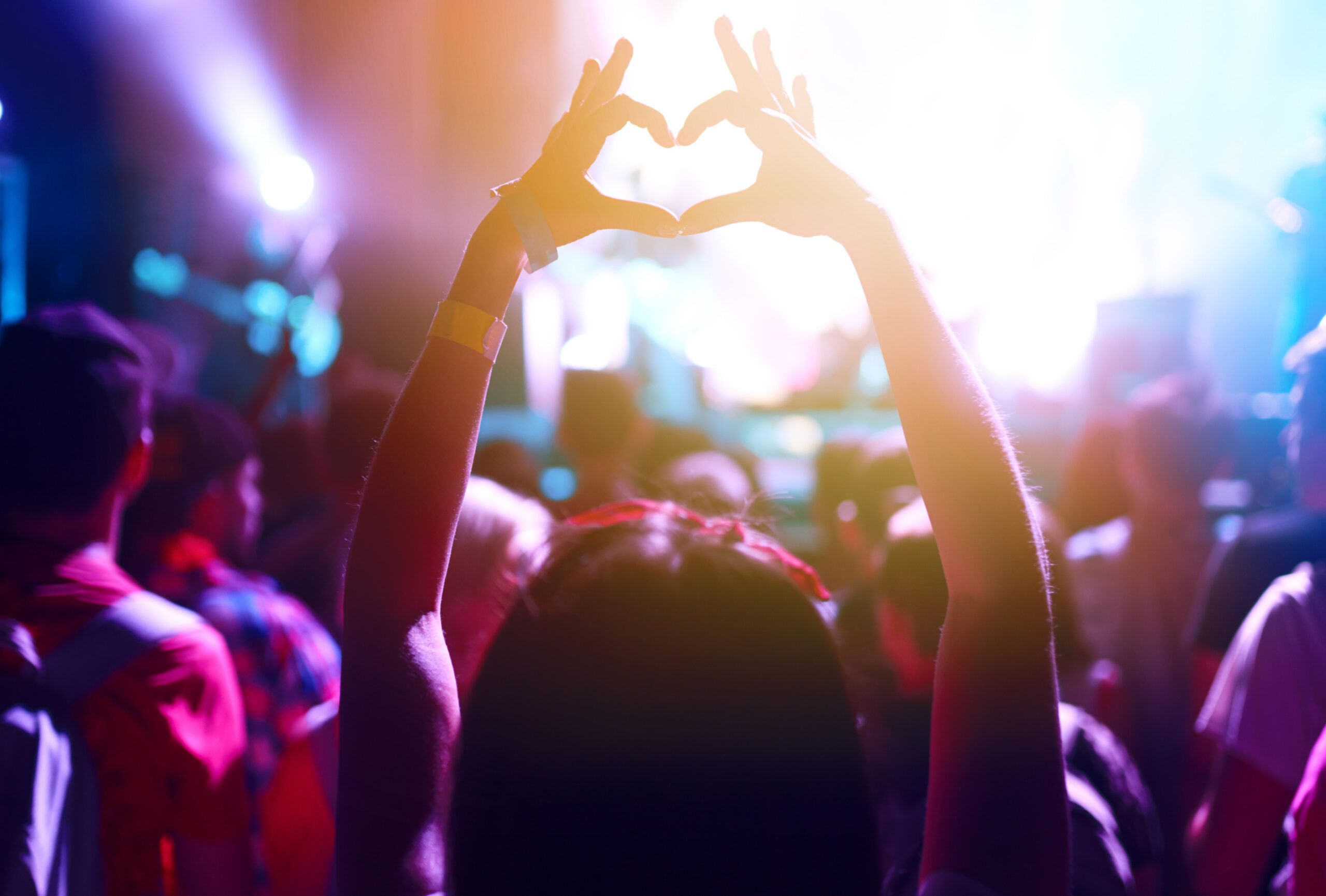 Ticket Broker Accused of Grabbing 2,000+ Swift Tickets, Faces Federal Lawsuit