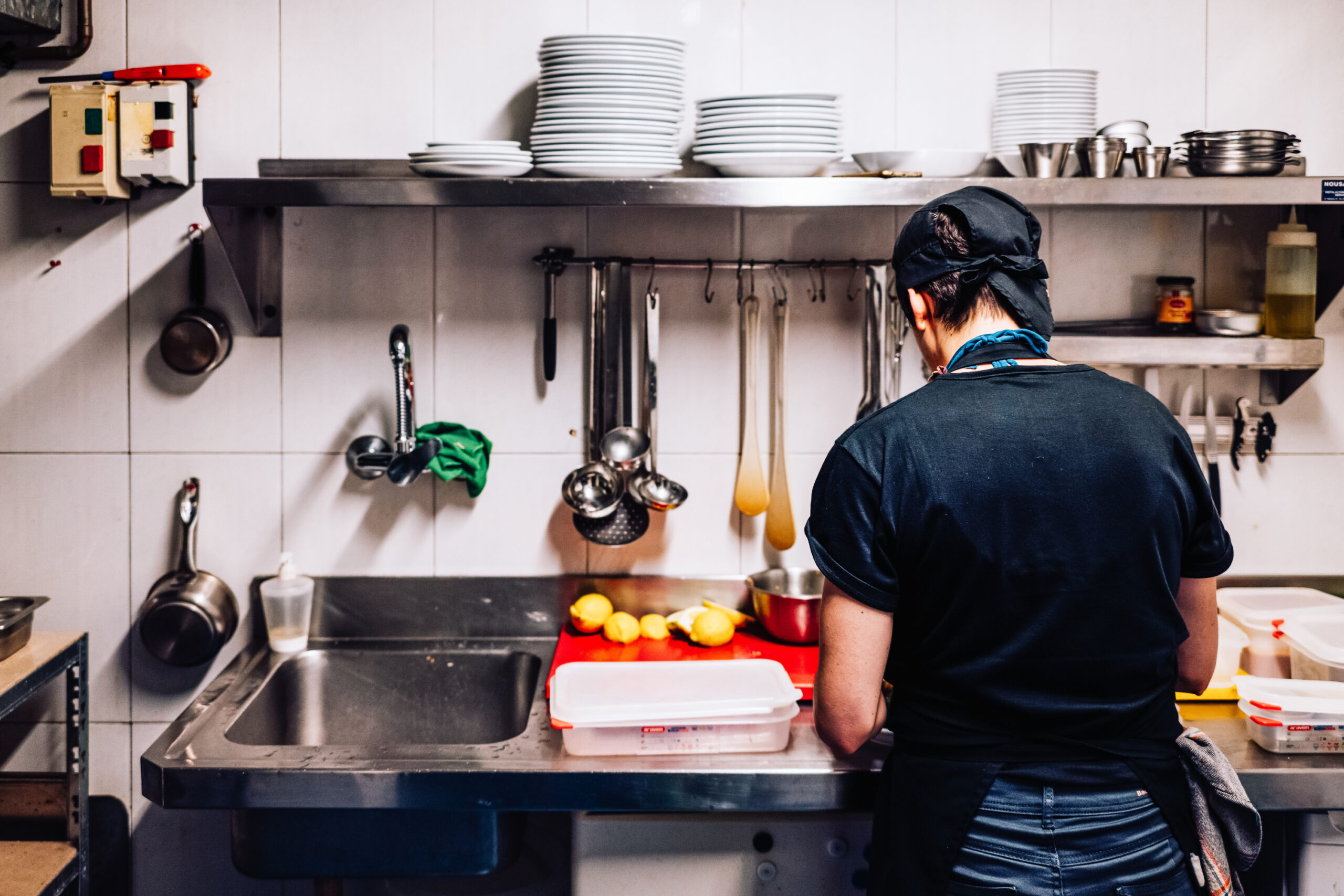 Immigrants Fill 90% of New U.S. Jobs Since 2020, Sparking Debate on Labor Market Impact