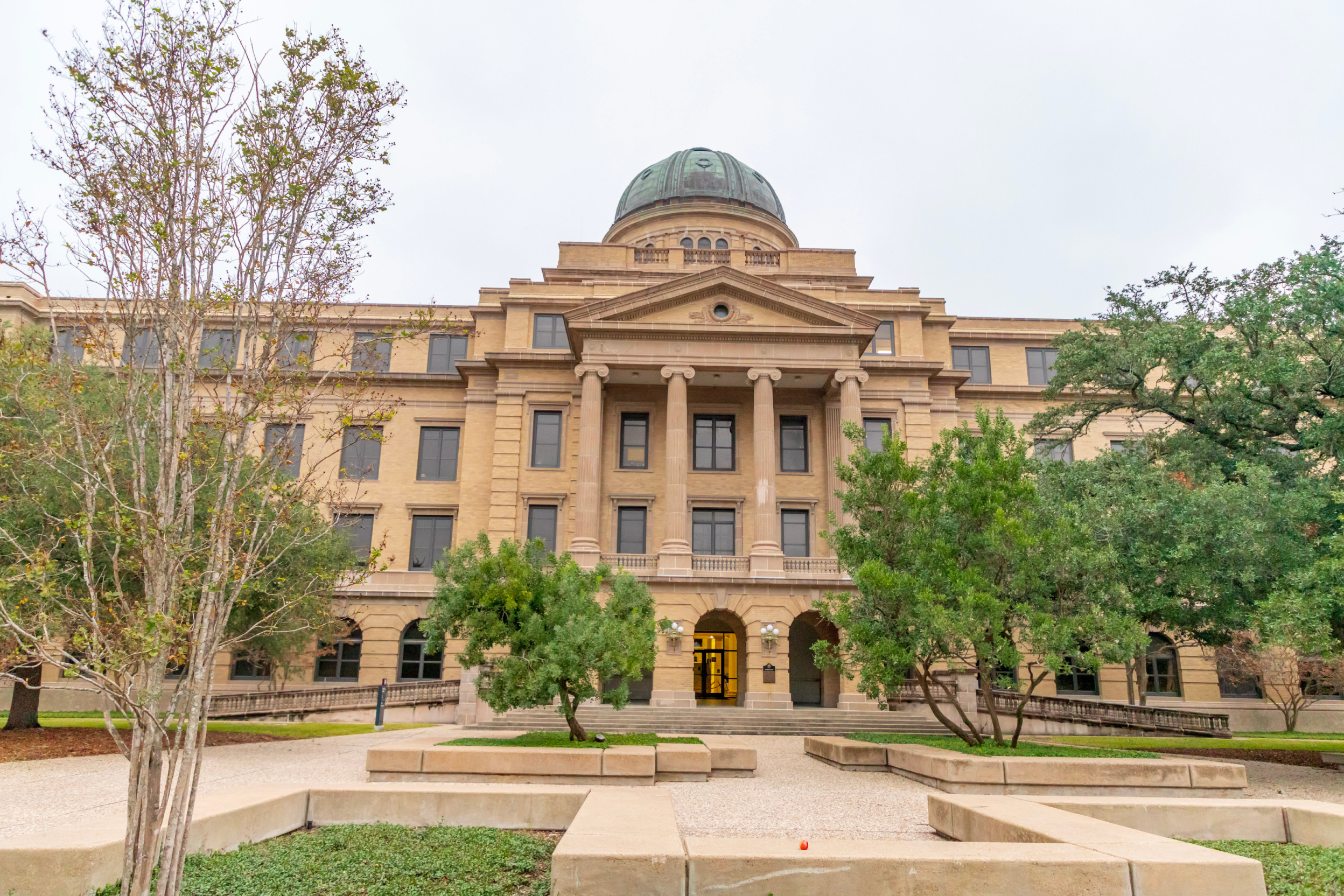 Texas A&M Drag Show Controversy: Democrats Push Back Against University’s Ban on Campus Performances