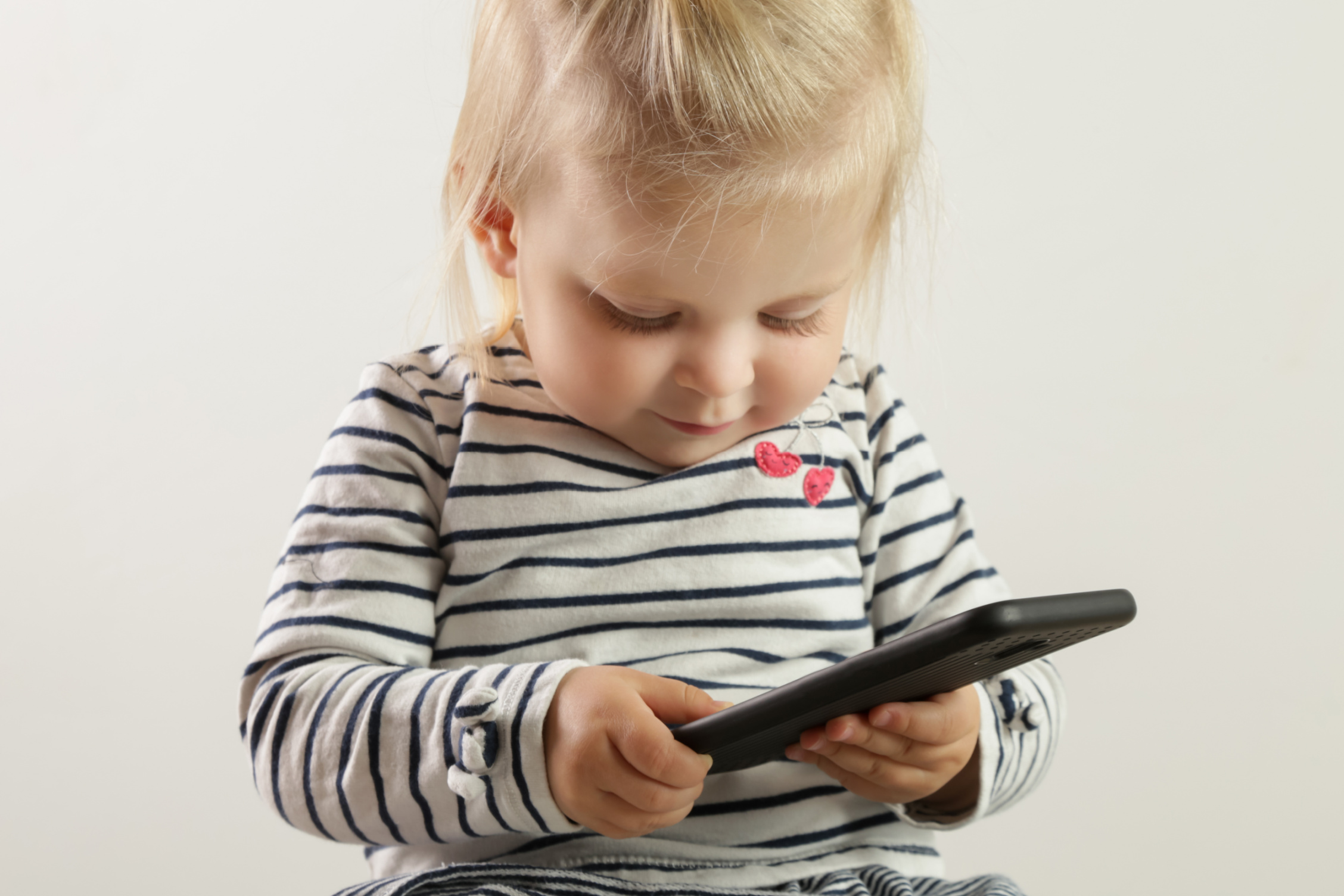 New Study Warns: Smartphones Before Age 13 May Harm Kids’ Mental Health